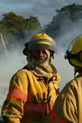 Pompier surveillant un incendie Costa Rica