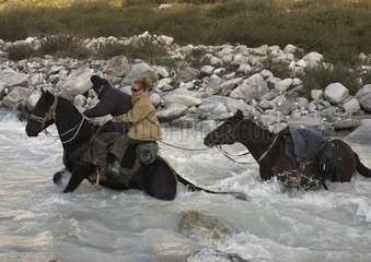 Traversée d'un rivière lors d'une randonnée à cheval