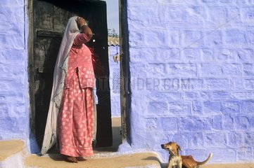 Radjastan  Jodhpur  Femme de sortant de chez elle.