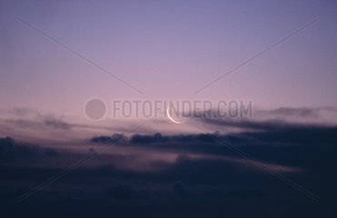 Halbmond durch die Wolken Frankreich