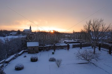 Sonnenaufgang im Dorf im Winter Frankreich