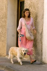 weiblicher Hund Golden Retriever und seine Geliebte in Frankreich