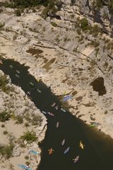 Flussabstieg in Kanubläschen aus dem Ardèche