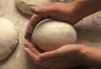 Mise en forme d'un boule de pain de campagne France