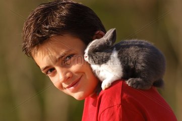 Enfant avec son lapin sur l'épaule