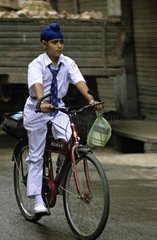 Sikhe School Boy geht durch die Straßen von Amritsar Punjab India