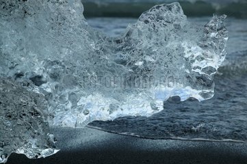 Glaçon issu du lagon glaciaire de Joekulsarlon