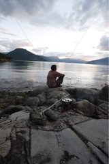 Mann  das am Rande des Wassers Norwegen bivouiert