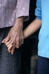 Hand der alten Frau  die das Hand eines Kindes Vietnam hÃ¤lt