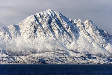 Schneebedeckter Berg an der KÃ¼ste von Nordsee Norwegen