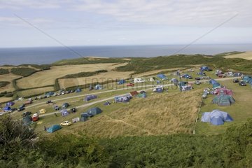 Zelte und Wohnwagen auf einem Campingplatz England