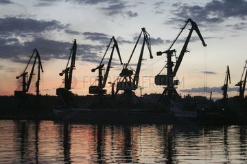 Landschaft mit Hafen in der Abenddämmerung am Neva -Fluss Russland