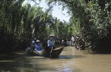 Reise in einem kleinen Boot entlang des Arroyos Mekong Delta Vietnam