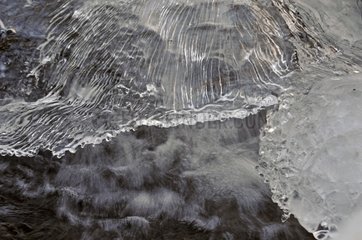 Eis und Wasser über einem Wasserfall tief im Winter
