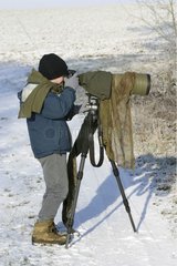 Enfant prenant des photos en hiver