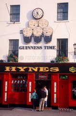 Dublin  façade du pub Hynes  Guiness time