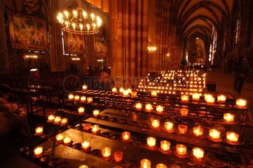 Kerzen in der Kathedrale von Straßburg Frankreich