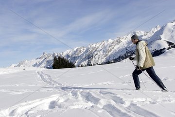 Wanderer Schneeschuhe auf dem Plateau Beauregard Frankreich