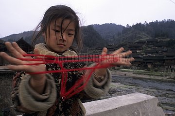 Mädchen der dong ethnischen Gruppe spielen Provinz Guizhou China