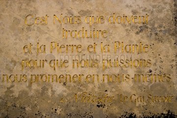Zitat auf einem Stein der Cormatin -Burg Frankreich eingraviert