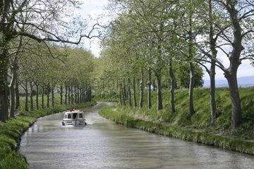 Bateau de plaisance sur canal du Midi région de Colombiers