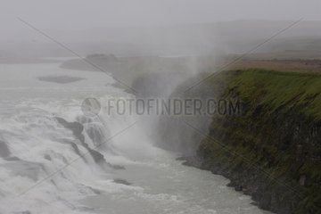 Toller Wasserfall auf einem Fluss in Island