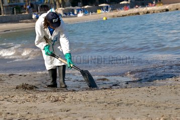 Cleaning works for oil spill in Ibiza
