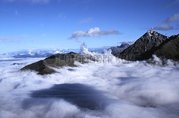 Pic du Midi de Bigorre au-dessus des nuages Hautes-Pyrénées