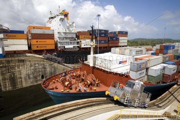 Containerschiffe  die den Gatun Locks Panamakanal laufen lassen