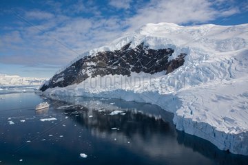 Kreuzfahrtschiff und Gletscher in der Antarktis Neko Harbor