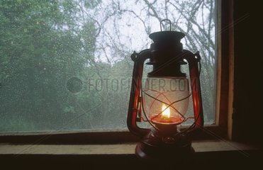 Lampe à pétrole devant une chambre de campement Nicaragua