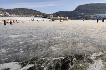 Skaten auf zweifelseiten in Winter Villers-le-Lac France gefroren