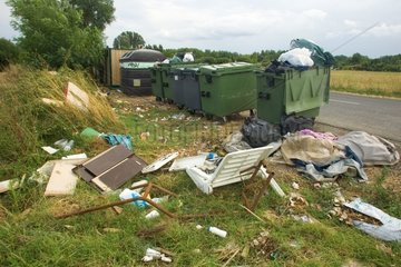 Décharge sauvage à proximité de poubelles Hérault