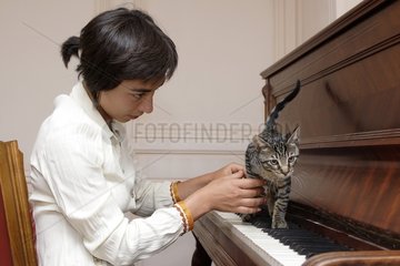 Kätzchen verhindert  dass seine Geliebte das Klavier Frankreich spielt