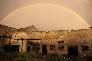 Regenbogen über Ruinen