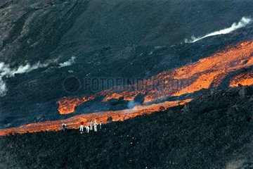Prélèvement de lave Piton de la Fournaise Ile de la Réunion