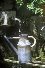 Füllung eines Wasserzimmers in einem Vaucluse Frankreich Brunnen