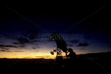 Astronome amateur et téléscope au crépuscule France