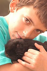 Enfant et lapin bélier noir
