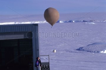 Envoi d'un ballon-sonde pour analysieren de la couche d'ozone