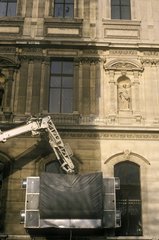 Schleifen der Fassade von Louvre  um es Paris Frankreich zu reinigen