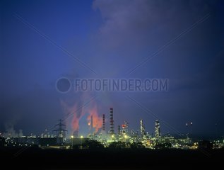 Ölraffinerie in Tonstragona in der Abenddämmerungskatalonien Spanien