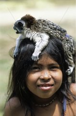 Portrait d'une enfant Wounaan portant un Ouistiti Panama