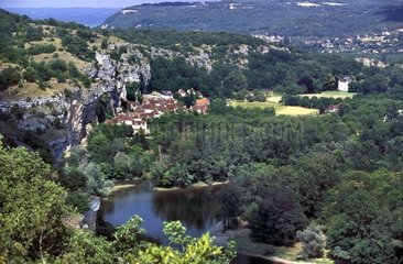 Village de Gluges entre falaises et la rivière Dordogne Lot