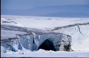 Caverne formée dans un front de glacier sur la côte est