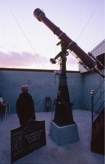 Pater Jossets Teleskop mit seinem Restaurator im Observatorium