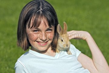 Mädchen mit einem Kaninchen auf der Schulterlandsasse Frankreich
