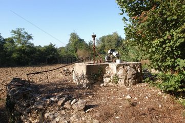 Noria sur un puits en Provence