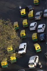 Viele kleine Taxi im Verkehr in Delhi Indien