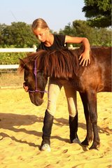 Umarmung mit Pony Dressur -Training Frankreich